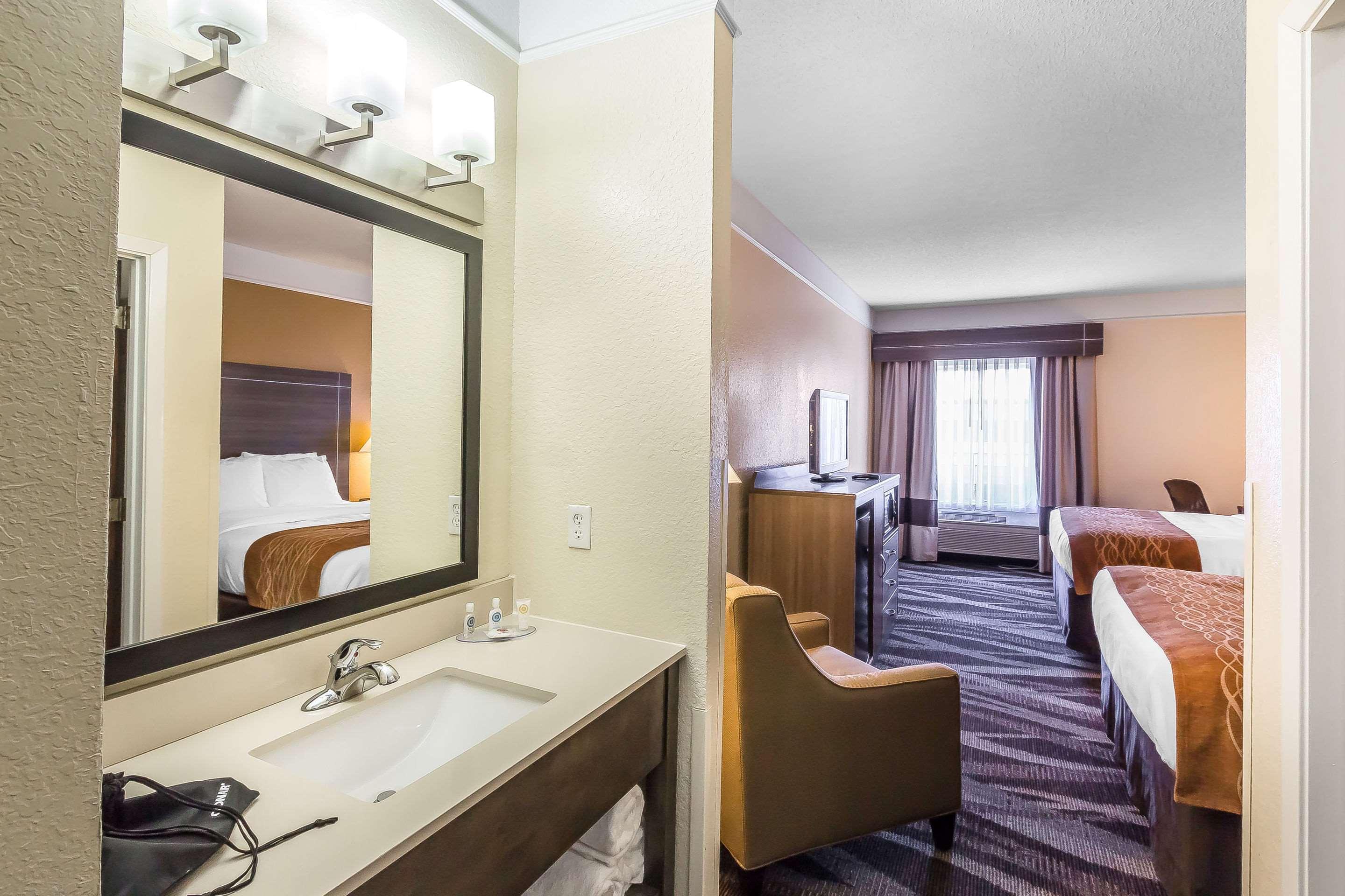 Comfort Inn Near Frost Bank Center Сан Антонио Екстериор снимка